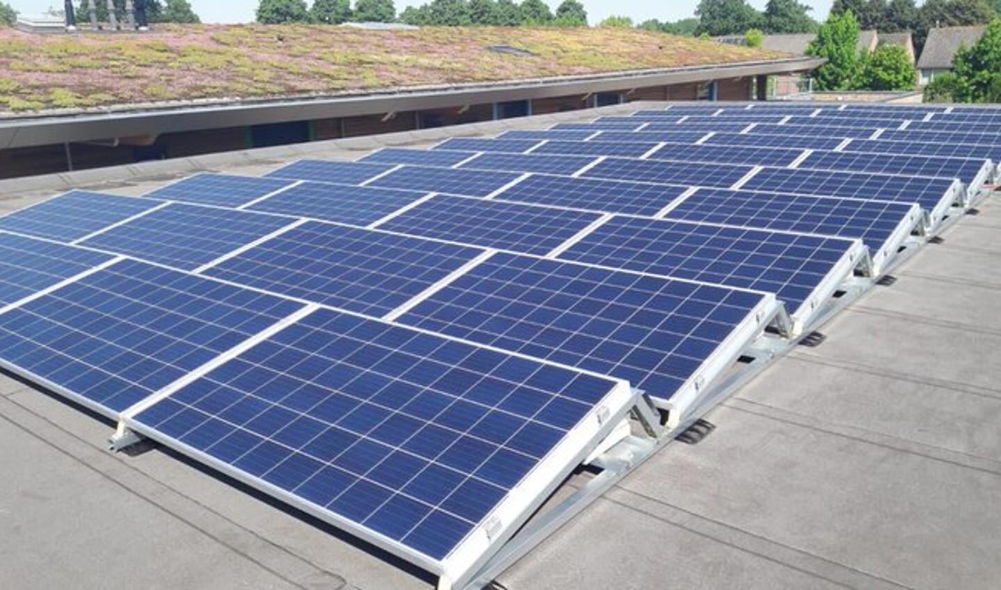 Zonnepanelen op het dak van de Rijnzaal in Bunnik.