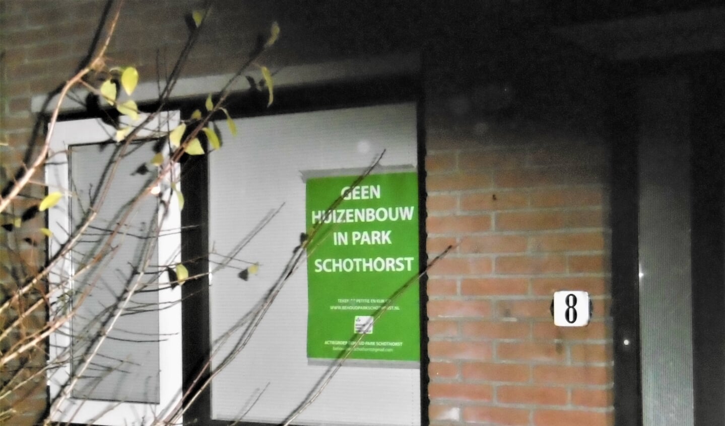 Op menig adres is de poster te vinden met 'Geen huizenbouw in Park Schothorst'. 
