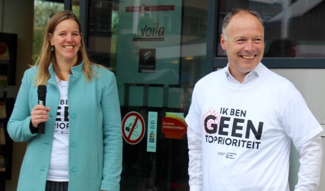 Wethouder Patrick Kiel liet zich niet kennen en trok het T-shirt van de protesterende leerkrachten over zijn schouders.