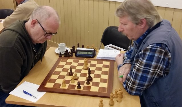 Clubkampioen Ed Duister (links) in zijn eindspel tegen Dirk Jan Olthof.