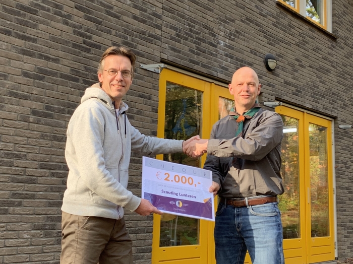 Voorzitter Jeroen Zieleman van Stichting Scouting Lunteren ontvangt een cheque van Frank van Ee van Alfa
