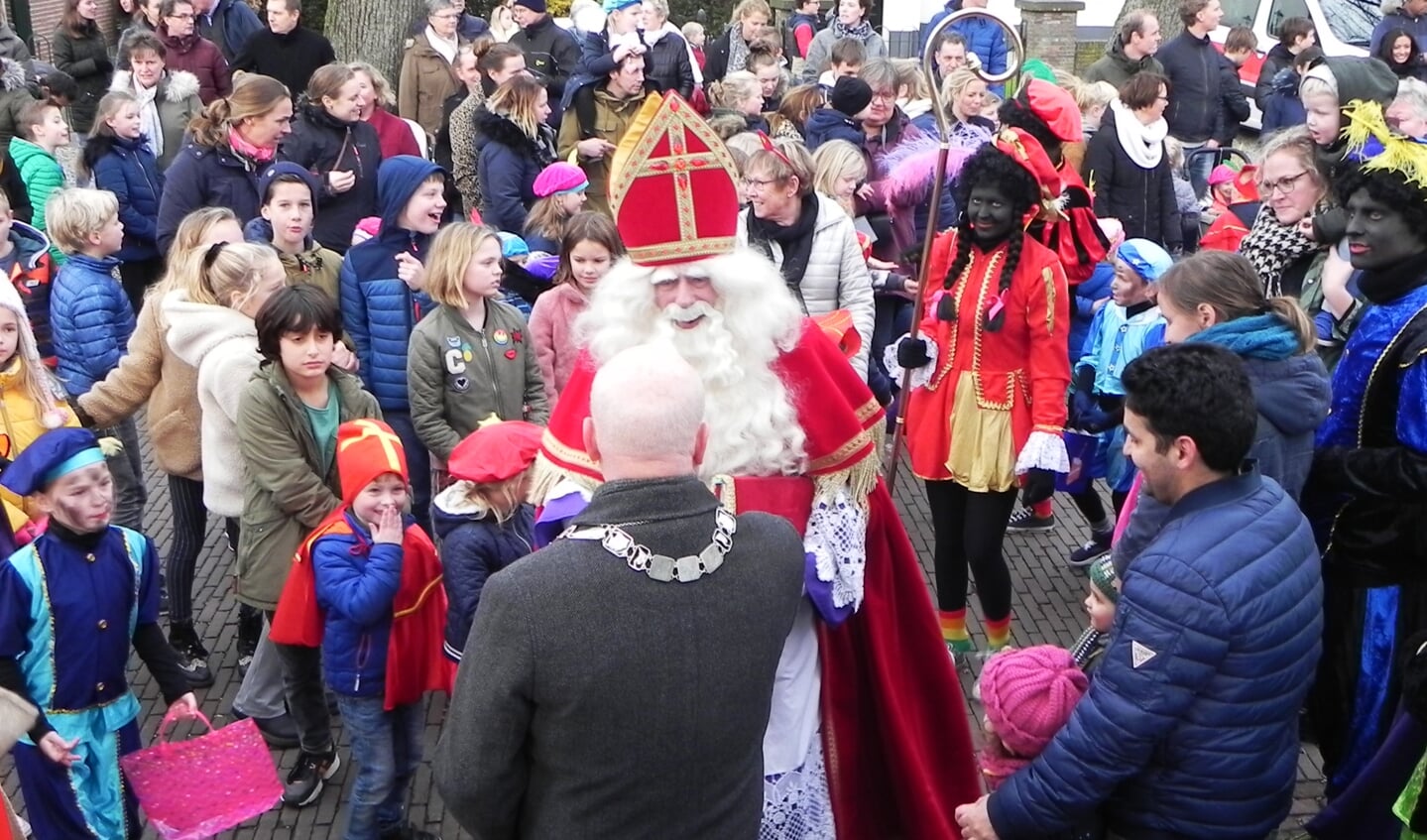 Sinterklaas werd welkom geheten door onze burgemeester Ruud van Bennekom.