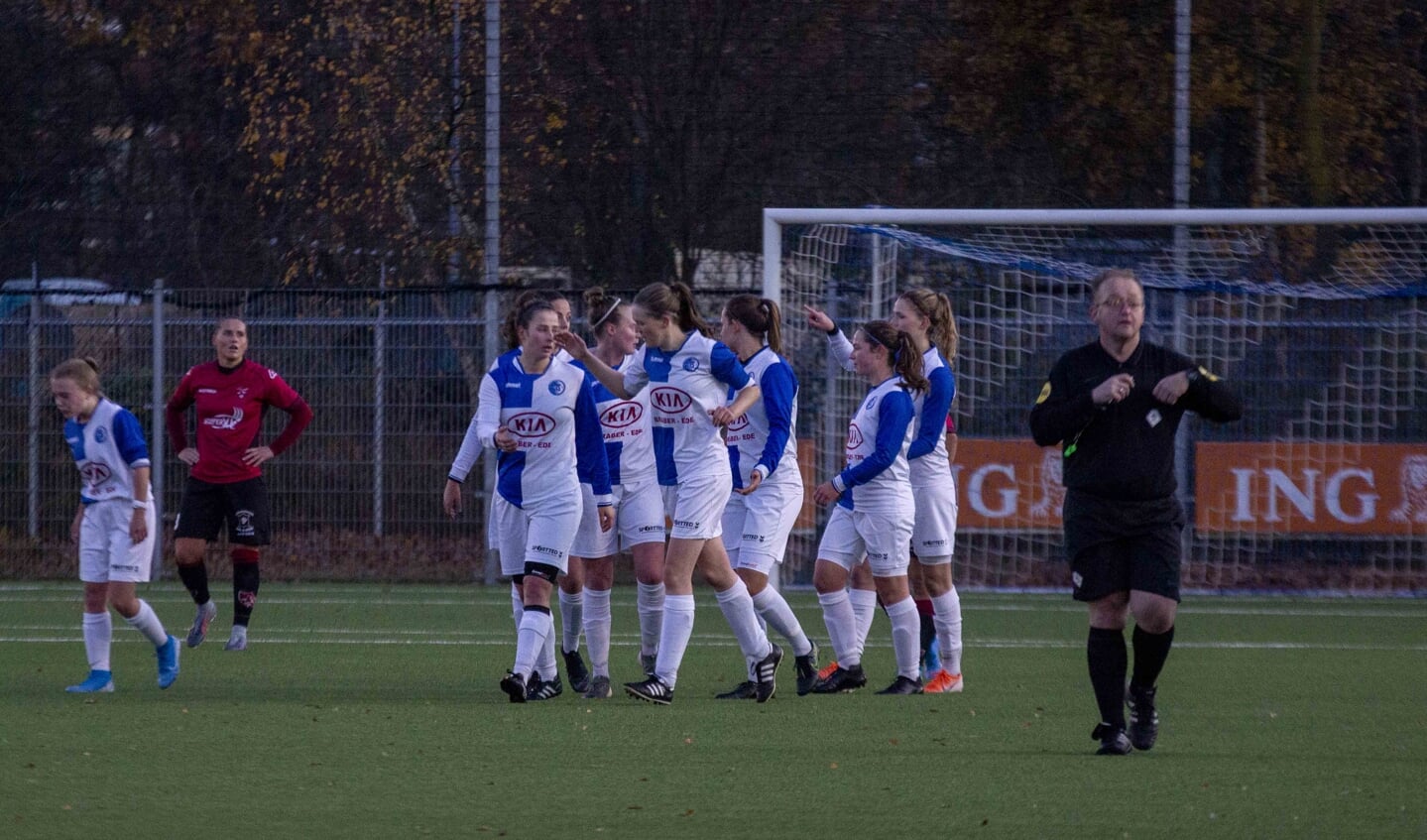 Gera op den Kelder opvangt de felicitaties na haar benutte penalty