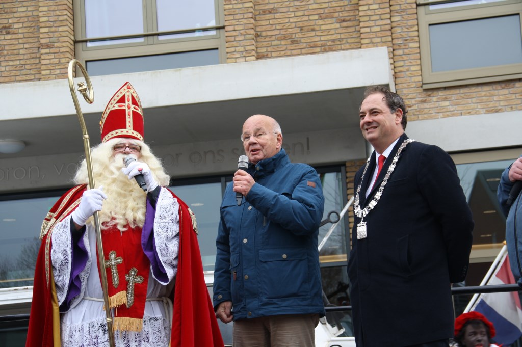 Sinterklaas op het podium met de burgemeester.