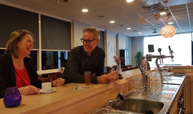 René Kramer (rechts) en Hedie Niemeijer aan de bar in de Breehoek.