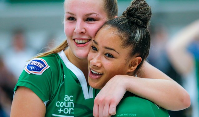 Op de foto links Roos Scherrenburg.