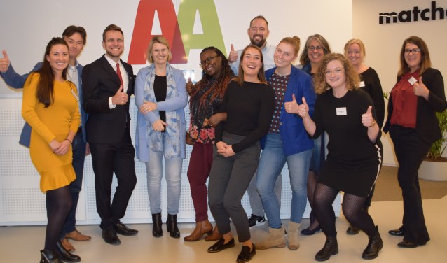 Wethouder Marijn van Ballegooijen met zorgwerkgevers en enkele nieuwe werknemers die gelijk aan de slag kunnen.
