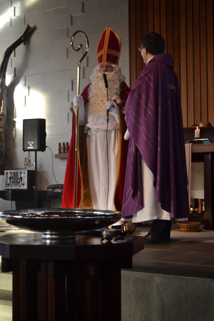 Sint spreekt met voorganger in ZIJN kerkr op het