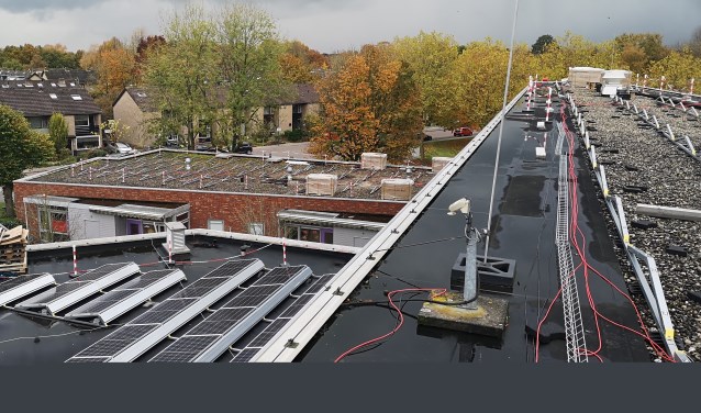 De installatie van de zevenhonderddrie zonnepanelen op de daken van De Binder vordert vlot.