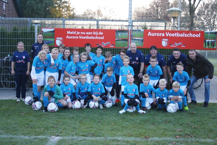 Deelnemers SV AURORA Voetbalschool in het nieuwe sponsortenue.