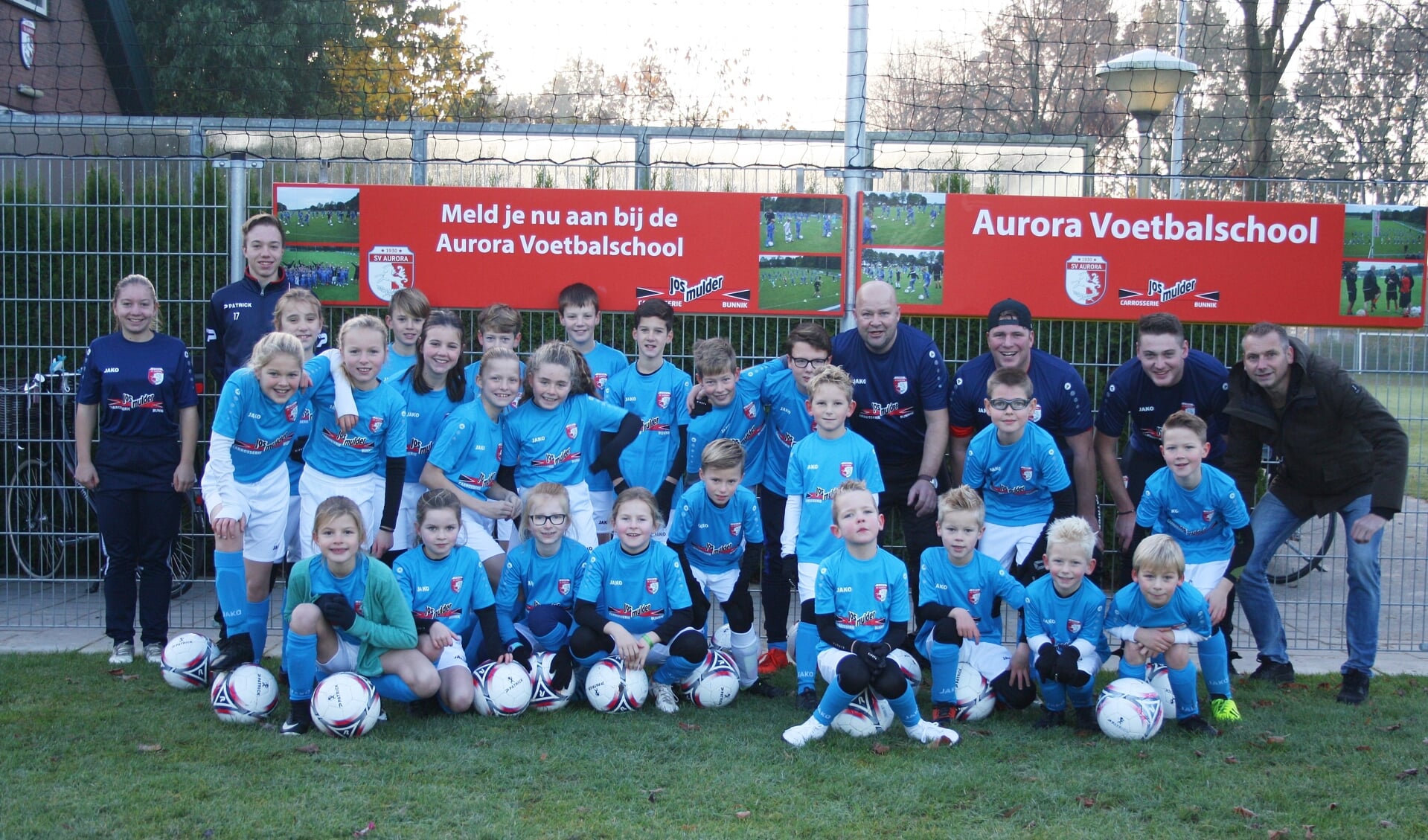Deelnemers SV AURORA Voetbalschool in het nieuwe sponsortenue.