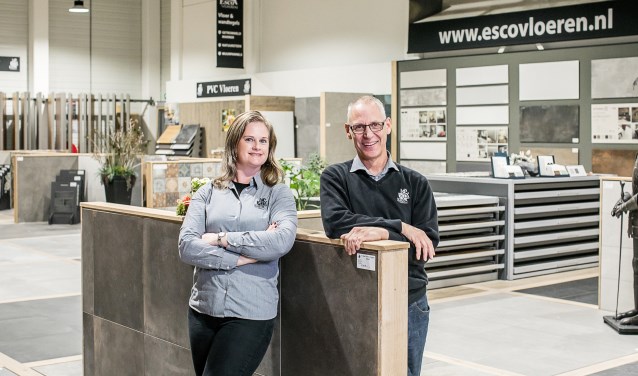 Marieke Onderstal en Jeroen Ketelaar in de showroom van Esco Vloeren in Ede.
