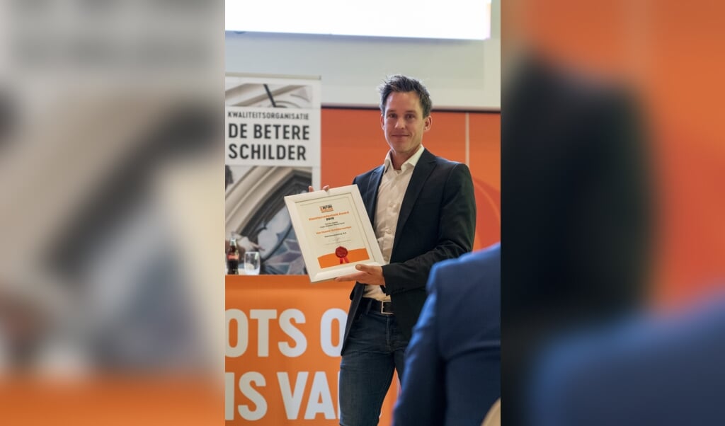 Frits van Hussel (eigenaar Van Hussel Schilderwerken) ontvangt prijs van Kwaliteitsorganisatie Betere Schilder
