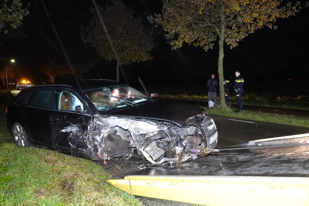 Bestuurder rijdt auto totalloss tegen boom Barneveldse