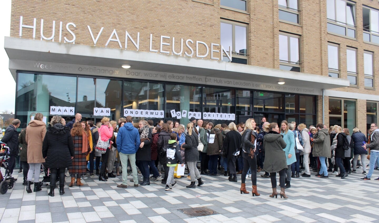 Tientallen leerkrachten en sympathisanten voor het Huis van Leusden.