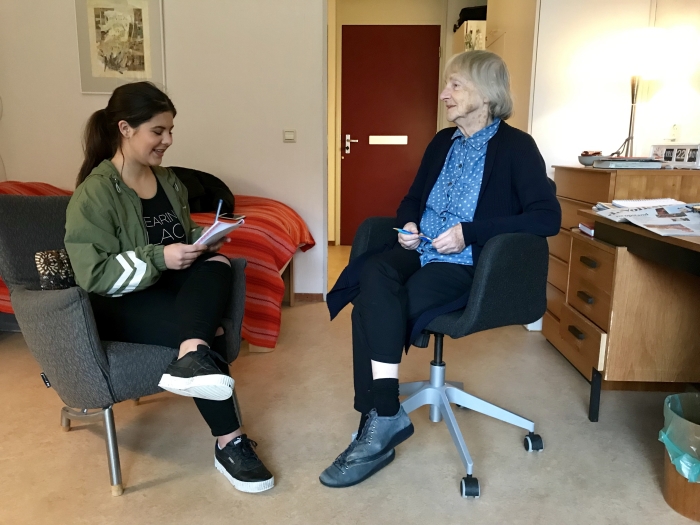 Een studente van Nimeto in gesprek met mevrouw Muinck.