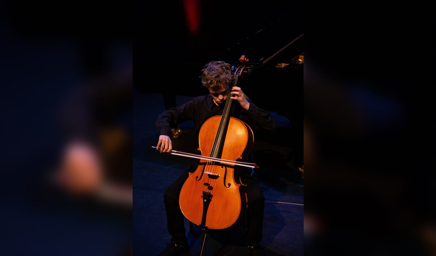Matthijs van der Kolk speelt een deel van de Cellosuites van Bach