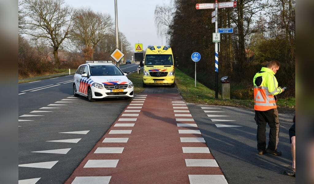 Hulpdiensten aan het werk op de kruising van de Nijkerkerstraat met de Meskampersteeg.