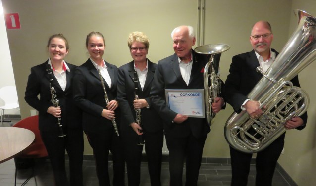 Drie generaties musicerende familieleden. V.l.n.r: kleindochters Chantal en Laura, dochter Yvonne, grootvader Wim en zoon Roland