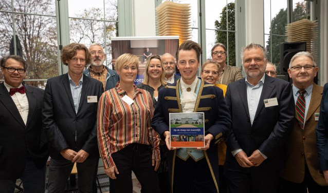 Mingo van der Stoep, Hilde Sneep, lakei Kevin van den Berg en Eugene Leenders presenteren het boek.