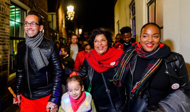 Deelnemers aan het wandelevenement de Rode Loper van de Nierstichting.