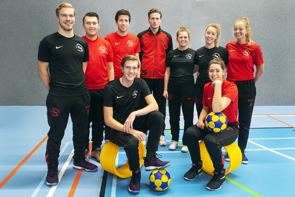 De selectie van Antilopen, met Rens Costa en Esther Coffeng vooraan, wil in de zaal knallen: ,,Daarvoor ga je toch op korfbal".