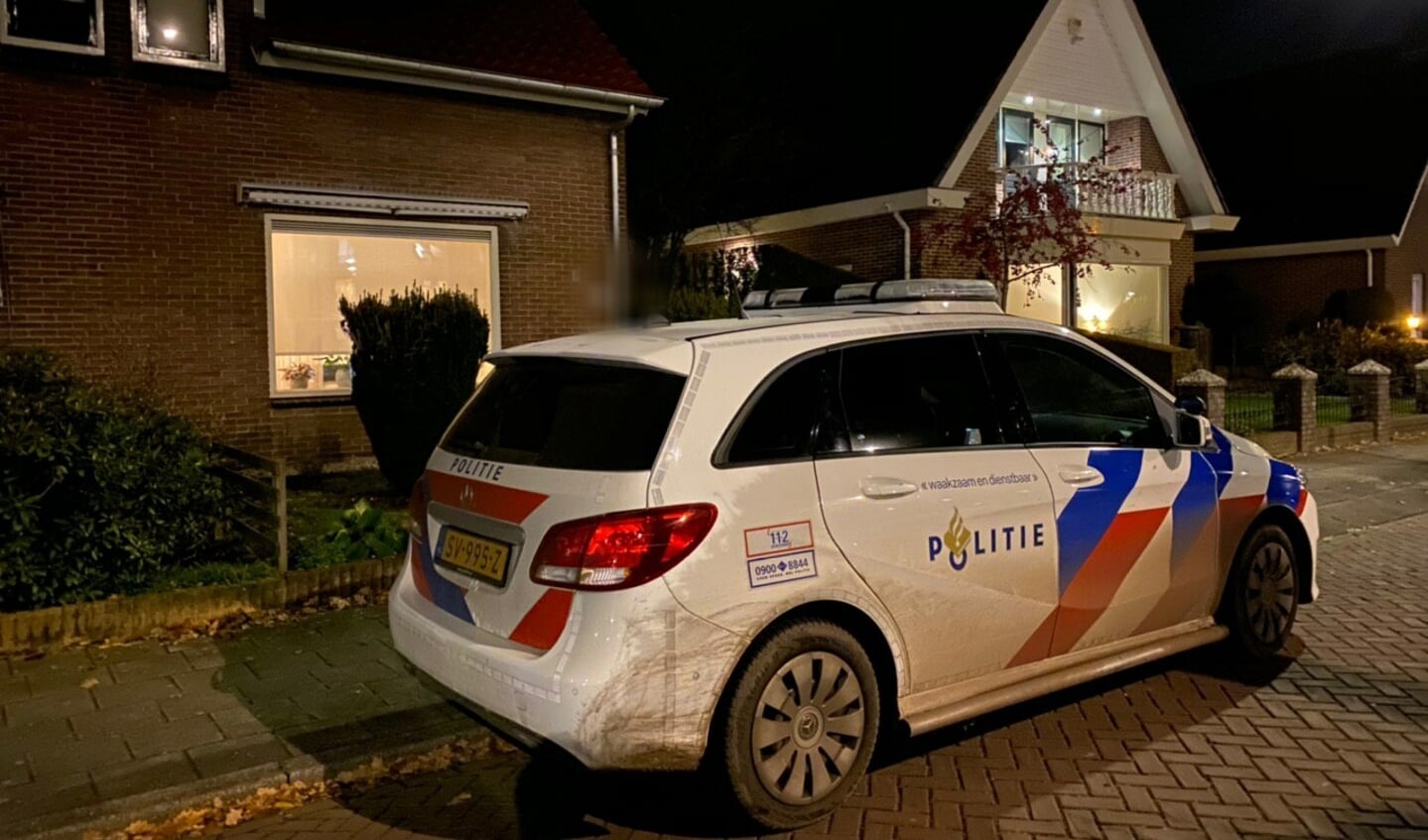 De politie is vrijdagavond aanwezig op de Voorthuizerstraat. Bij het linkerhuis is een inbraak gepleegd.