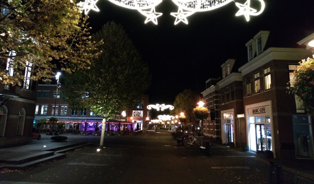 In het centrum van Barneveld is recent de feestverlichting weer opgehangen.