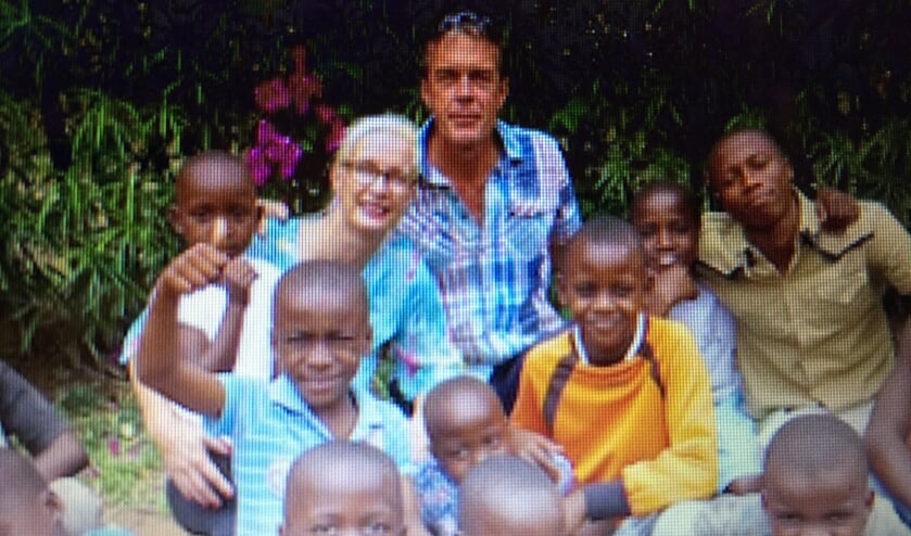 Ria Fennema en Fester Medendorp te midden van een aantal kinderen op een van de projecten van Blessed Generation in Kenia. Op zaterdag 14 december geeft Ria Fennema een presentatie in de Wagyu Boerderij, Schremmersteeg 14 Putten, 18.30 uur.