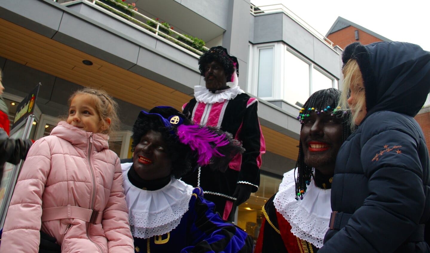 Allemaal op de foto met Zwarte Piet.