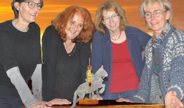 De leden van de eiland haiku jury v.l.n.r. (Marike Leeuwenkamp, Marja Oosterman, Loethe Olthuis, Christel van Vliet omringen het eiland van Schalkwijk ook dit jaar met dichterlijke inzichten