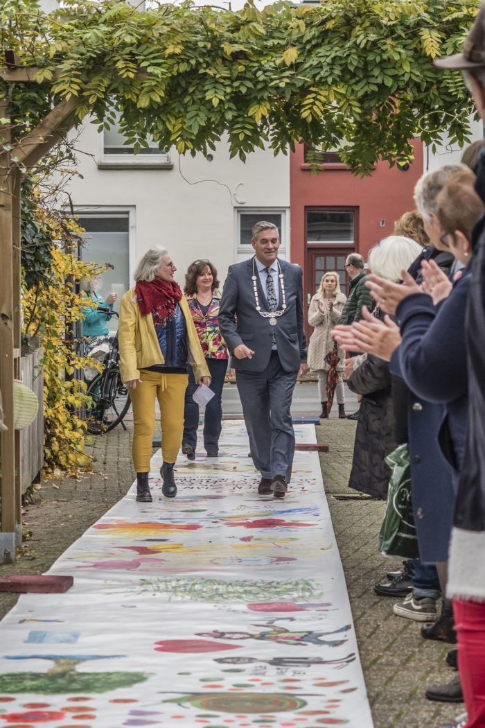 Burgemeestet naafs en Dianne over de loper