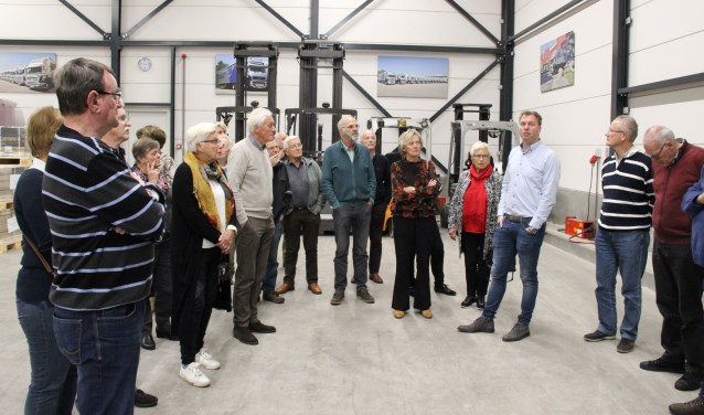De leden van Oud-Scherpenzeel krijgen een rondleiding door het nieuwe pand van Van Heugten Transport.