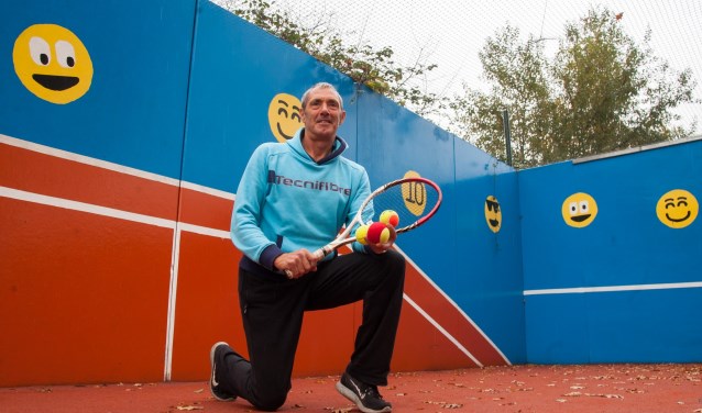 Rinus van Leeuwen op de plek waar hij dagelijks jeugd enthousiasmeert voor de tennissport