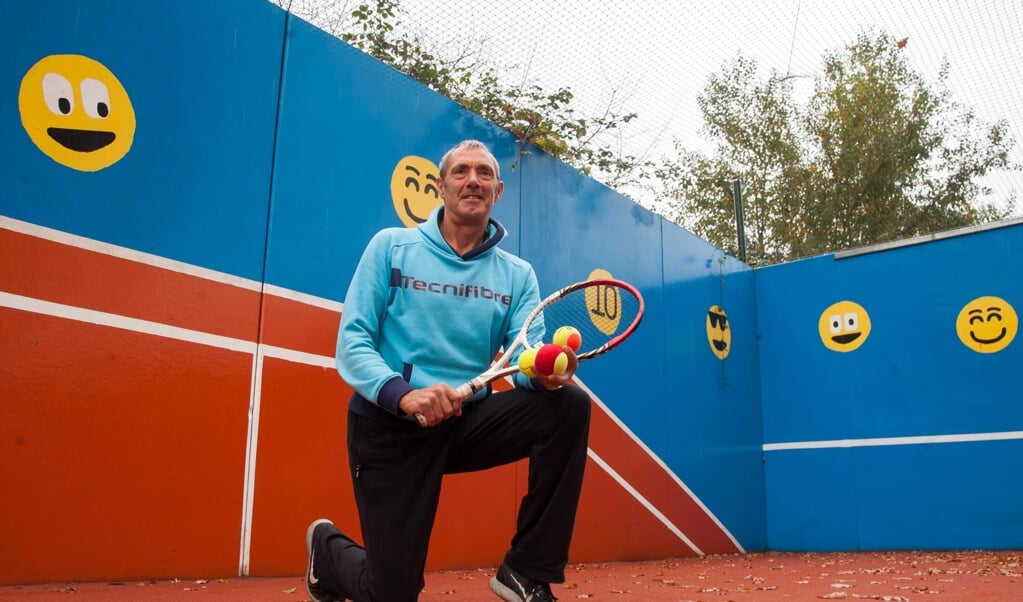 Rinus van Leeuwen op de plek waar hij dagelijks jeugd enthousiasmeert voor de tennissport