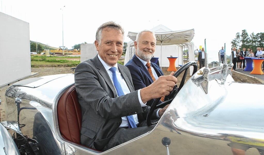 Juli 2017: Wethouder Aart de Kruijf (links) en collega Gerard van den Hengel openen samen de Transportweg in Barneveld. 