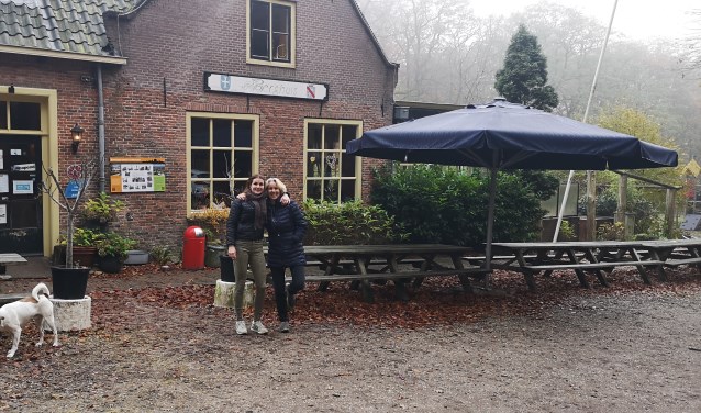 Carlien (links) en Stella zijn druk in voorbereiding op het Berghuis Event