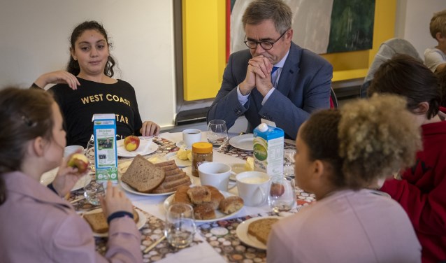 Voor het Nationaal Schoolontbijt heeft burgemeester Jos Wienen de kinderen van groep 7 van de Haarlemse Don Boscoschool uitgenodigd. 