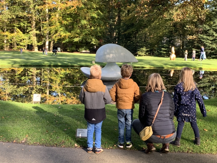 Zwaan in de beeldentuin