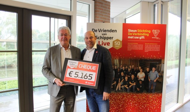 Directeur Jurian Tabbers van Schipper Kozijnen overhandigt cheque aan Toine van Bijsterveld van StichtingDe Verbinding.