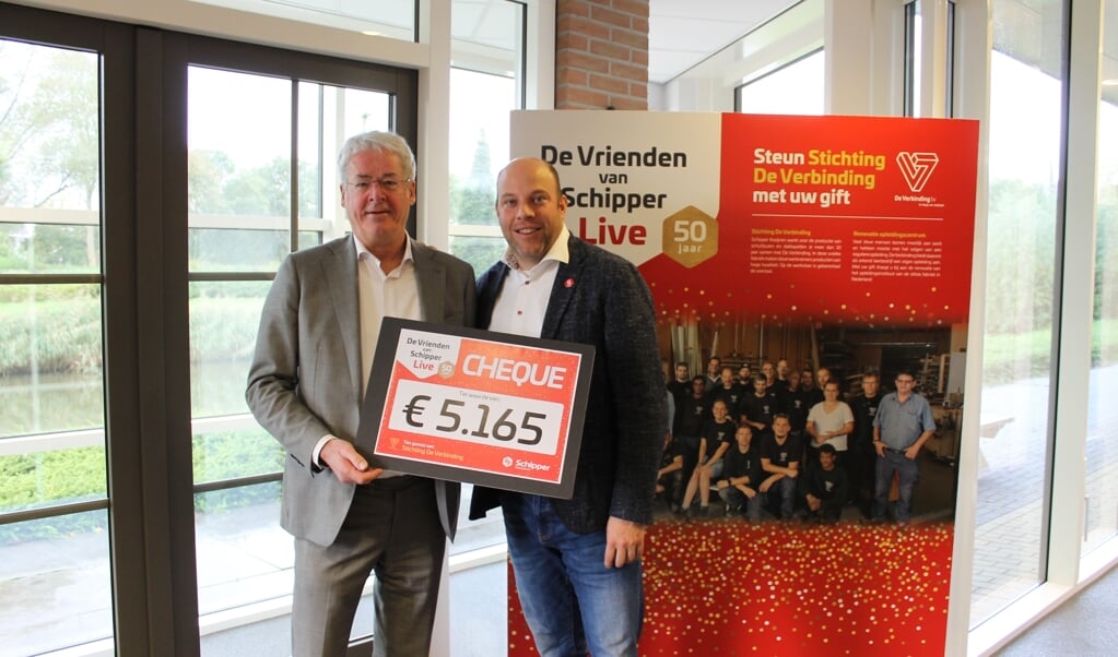 Directeur Jurian Tabbers van Schipper Kozijnen overhandigt cheque aan Toine van Bijsterveld van StichtingDe Verbinding.