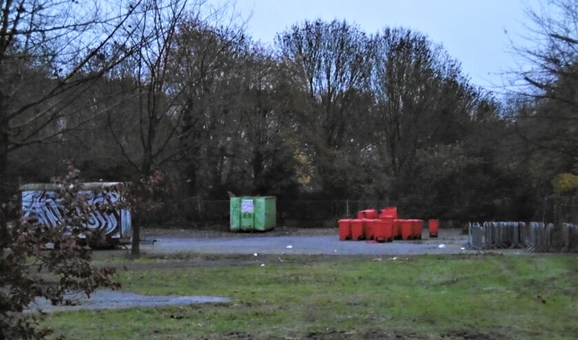 De flats zijn gepland op een braakliggend terrein.