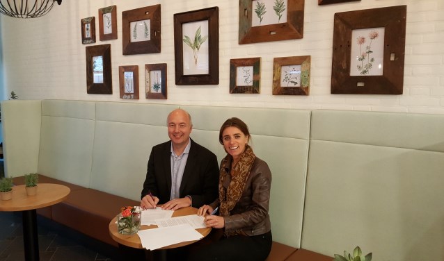 Kamiel Zijderveld van Philadelphia en Vivian Broex van ZorgSpectrum ondertekenen samenwerkingsovereenkomst