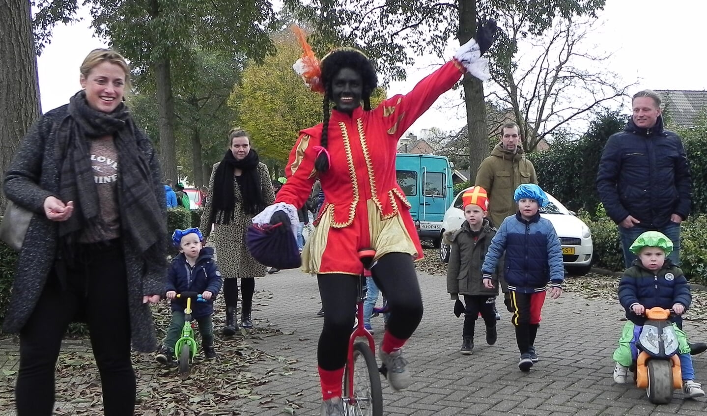 Deze Zwarte Piet reed op een eenwieler tussen de mensen.