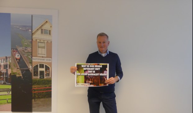 De burgemeester met de folder.