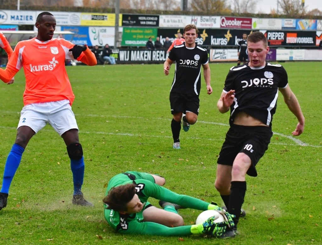 Net voordat Nico van den Brom gevaarlijk kan worden grijpt de doelman van FC Horst in