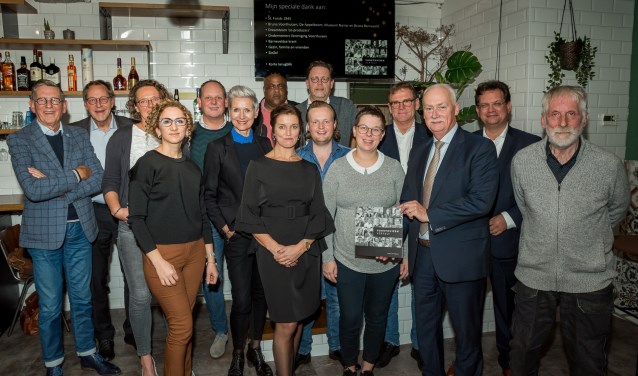 V.l.n.r. Gerard Hofland, Leo Smelt, Ariëtte la Roi, Suzi Martirosian, Frank Hartkamp, Hennie Ouwendorp, Marc Foeth, Robbert Jan de Veen, Evert Hein Schuiteman, Sanne de Bree, Dwight Lodeweges, Asje van Dijk, Jaco Geurts en Marinus de Rooij. Op de voorgrond in het midden staat Linda van Maanen.