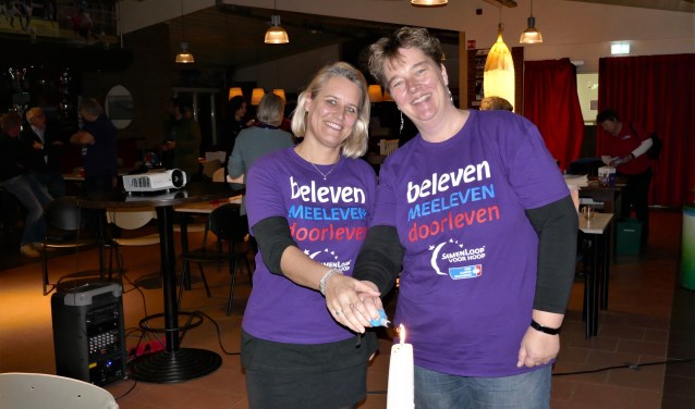 Initiatiefnemers Danielle en Marion op de startbijeenkomst. Op hun shirt het motto van de SamenLoop voor Hoop.