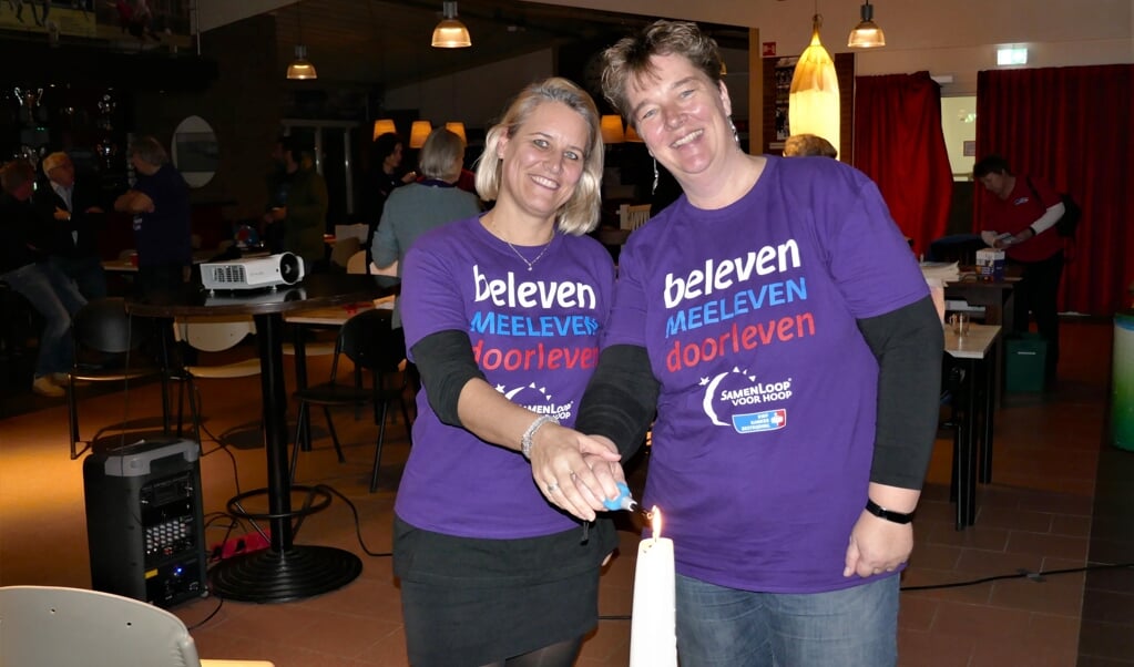 Initiatiefnemers Danielle en Marion op de startbijeenkomst. Op hun shirt het motto van de SamenLoop voor Hoop.