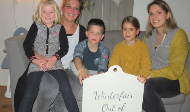 Ronella en Diana (r) de actievelingen voor de winterfair in Oude uitbreiding-oost.